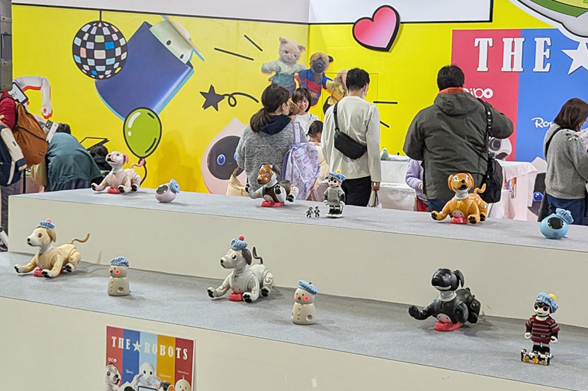 ロボットアイドルユニット「THE★ROBOTS」がダンスショーを披露。気になるセンターは…