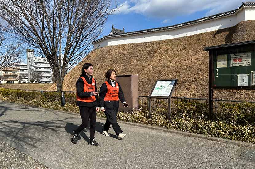 スマホを確認しながら公園周辺を捜索