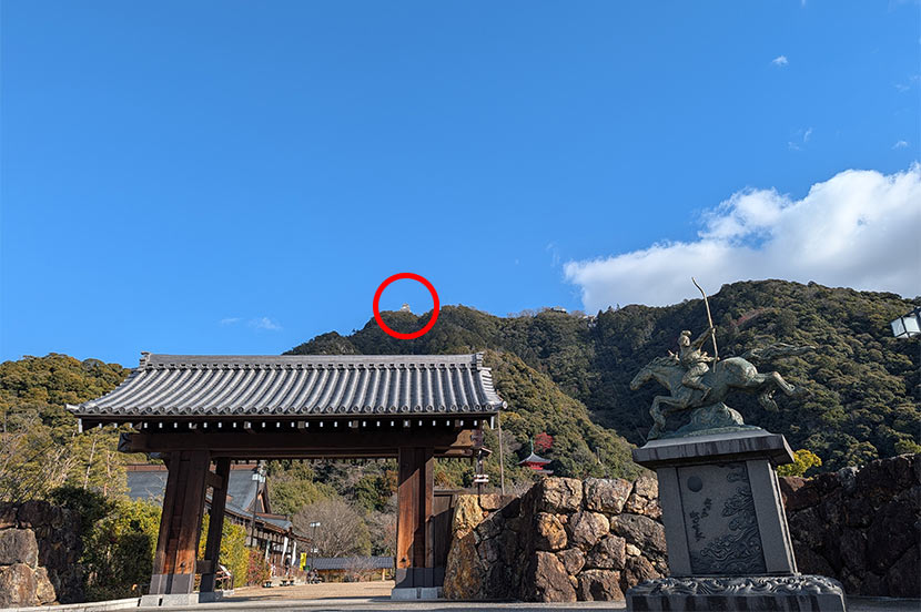 左の写真の「岐阜城」を「超解像ズーム Pro」で100倍ズーム
