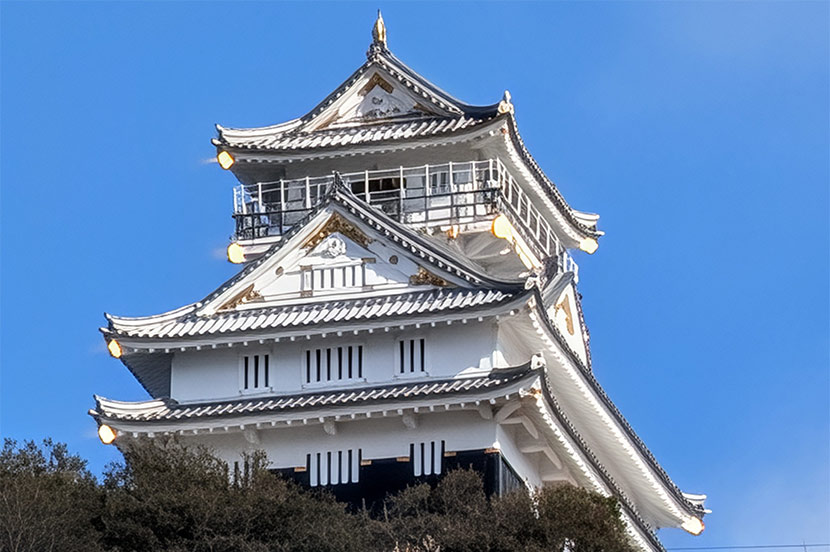 左の写真の「岐阜城」を「超解像ズーム Pro」で100倍ズーム