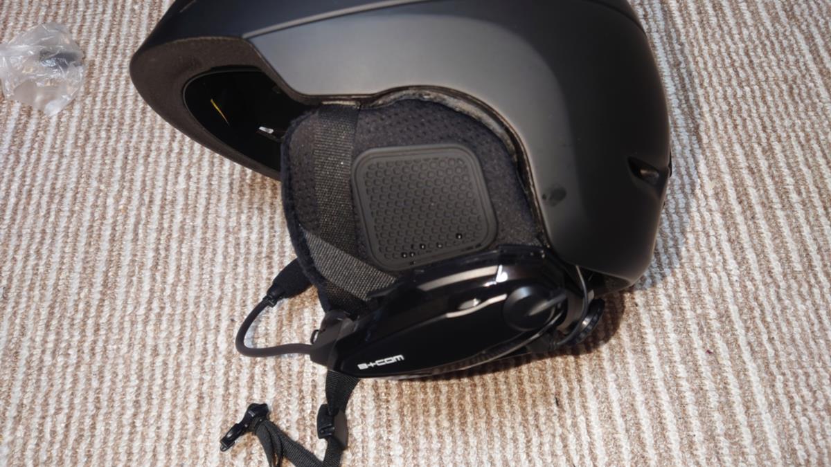 ヘルメットに装着するだけで耳を塞がずに会話が出来る