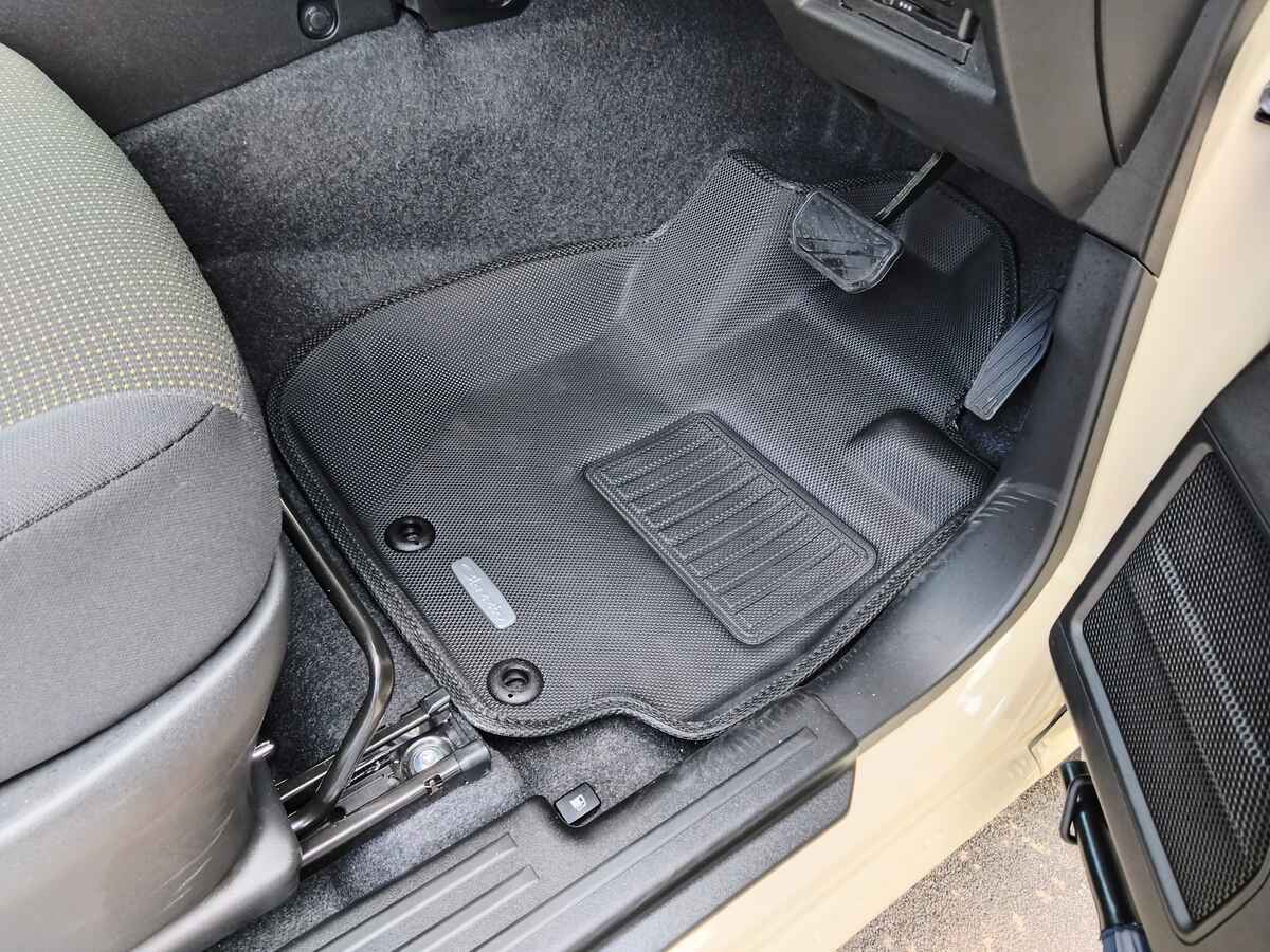 ジムニーJB64純正フロアマット SUZUKI 純正用品 ジムニーJB64W フロアマット（トレー）MT用 75901