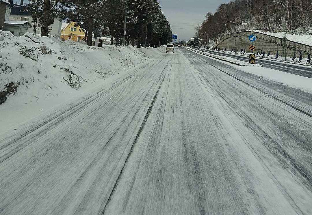 ランクル250の雪道性能は実際どう？最強と言われる重量級SUVの走破性と