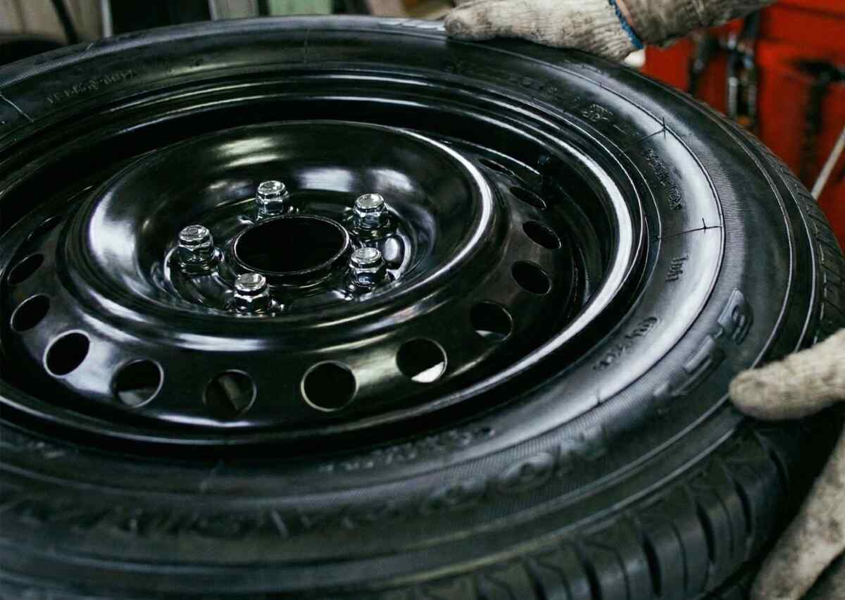 冬タイヤと夏タイヤ混合だと車検は通らない!? 4WDは故障の危険も！整備