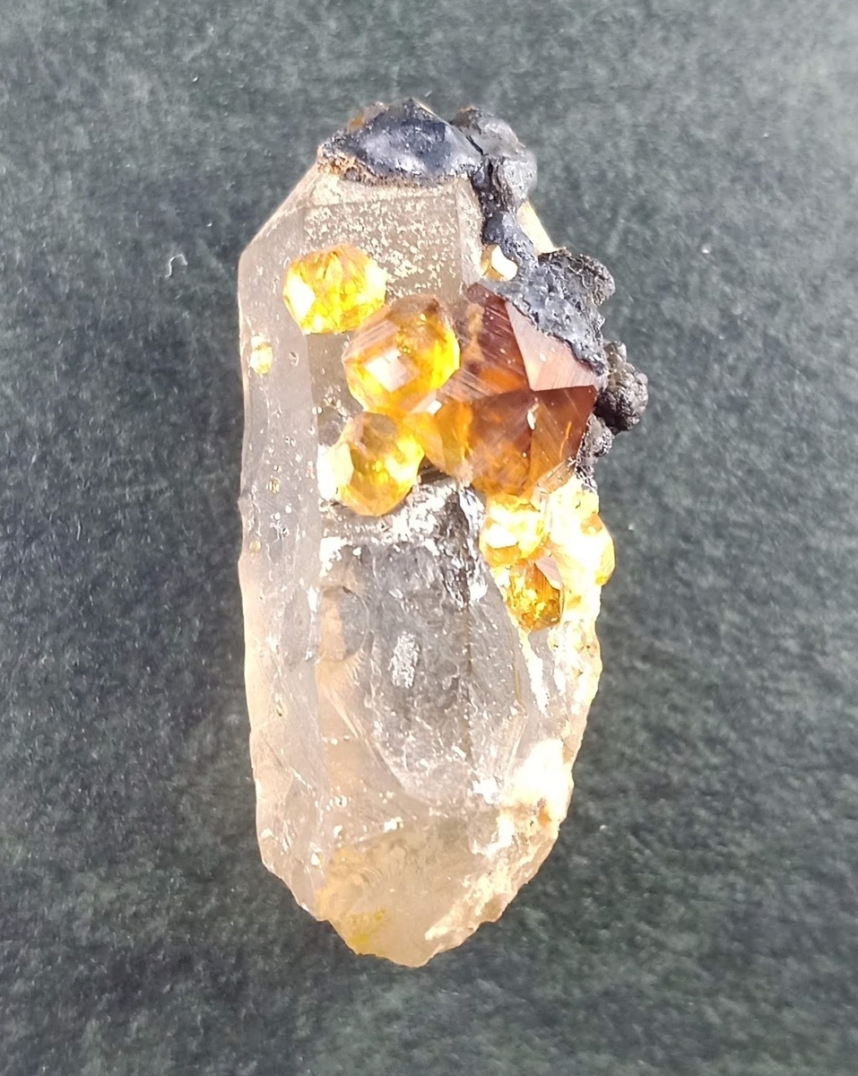 趣味の鉱物収集 スペサルティン付き水晶 燐光カルサイト - 家の事とか