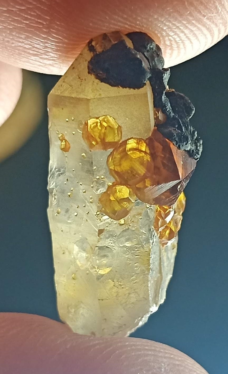趣味の鉱物収集 スペサルティン付き水晶 燐光カルサイト - 家の事とか
