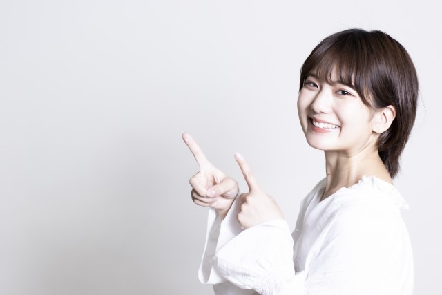 指さす女性