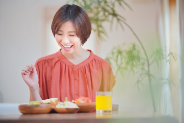 食事をする女性