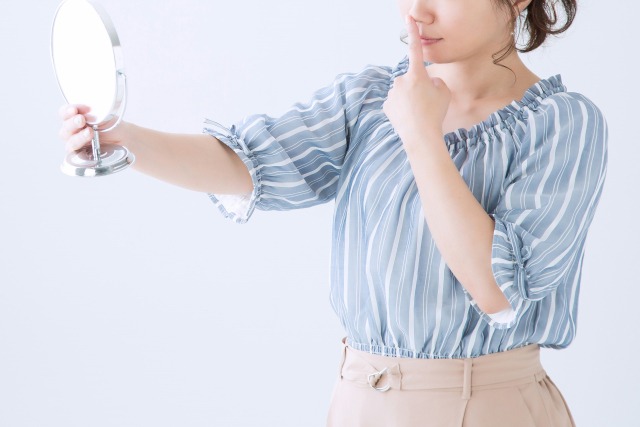 肌のトラブルに悩む女性