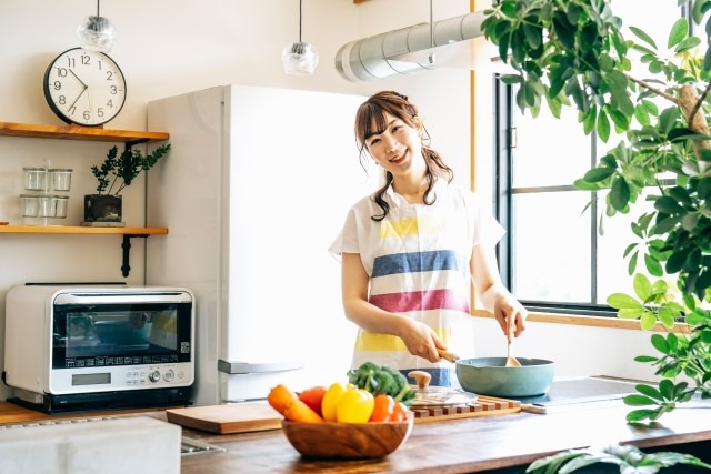 料理をする女性