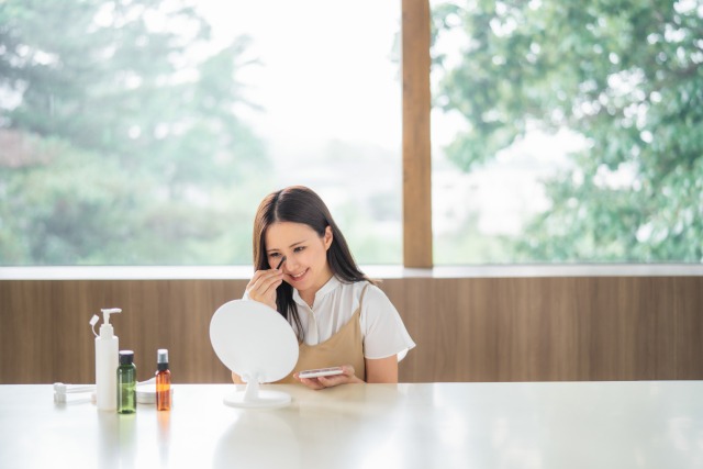 眉マスカラをする女性