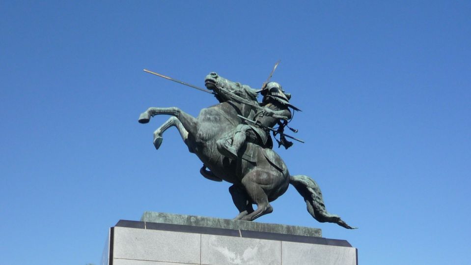 皇居外苑に精彩を放つブロンズ製の騎馬武者像、「楠木正成像」 - 246blog