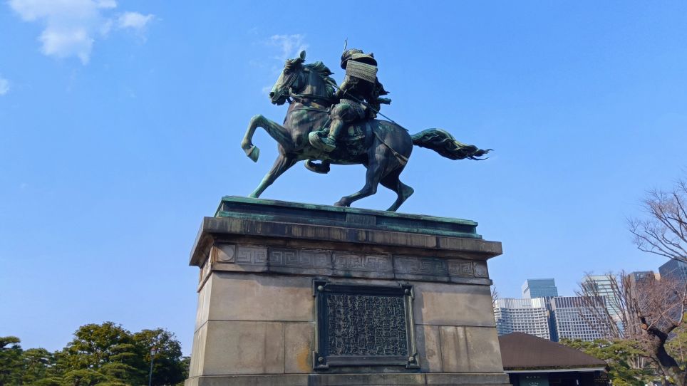 皇居外苑に精彩を放つブロンズ製の騎馬武者像、「楠木正成像」 - 246blog