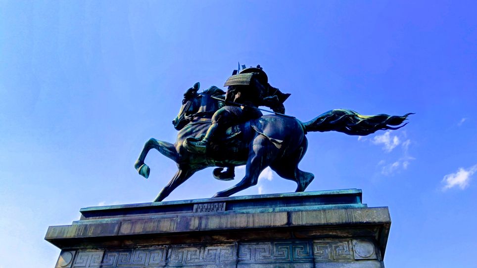 皇居外苑に精彩を放つブロンズ製の騎馬武者像、「楠木正成像」 - 246blog