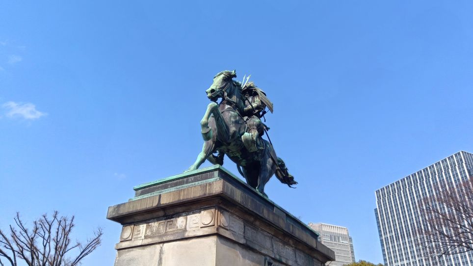 皇居外苑に精彩を放つブロンズ製の騎馬武者像、「楠木正成像」 - 246blog