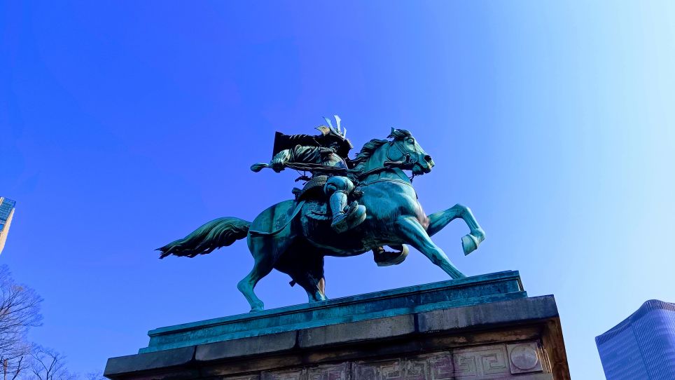 皇居外苑に精彩を放つブロンズ製の騎馬武者像、「楠木正成像」 - 246blog