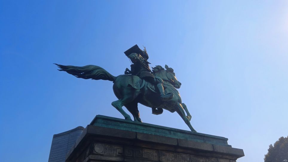 皇居外苑に精彩を放つブロンズ製の騎馬武者像、「楠木正成像」 - 246blog