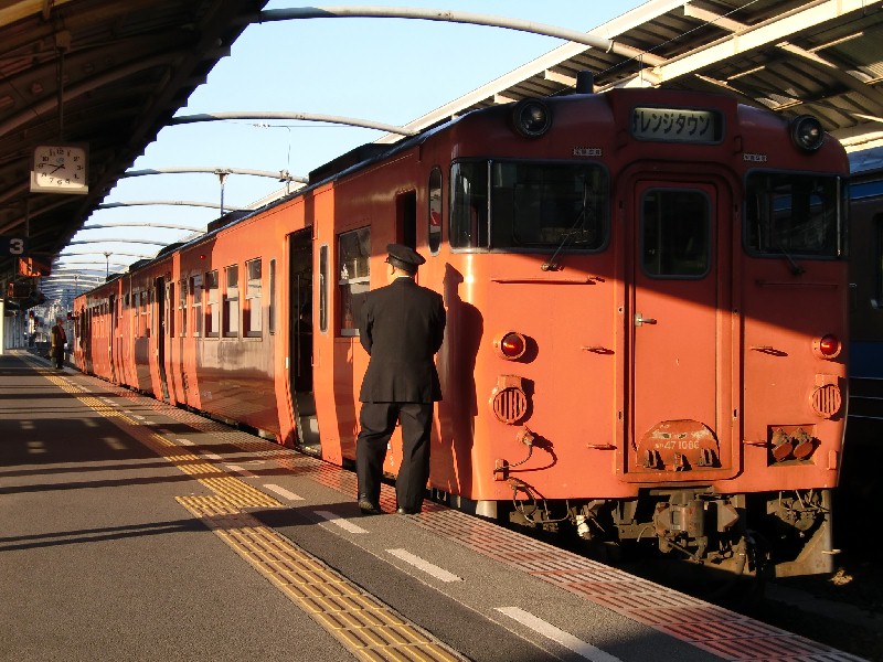 高松発オレンジタウン行き国鉄色キハ47 高松駅で - JR撮影日記