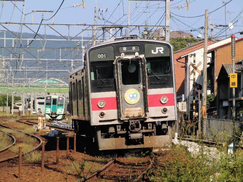 回送されるJR四国121系赤色帯ヘッドマークを撮影 - JR撮影日記