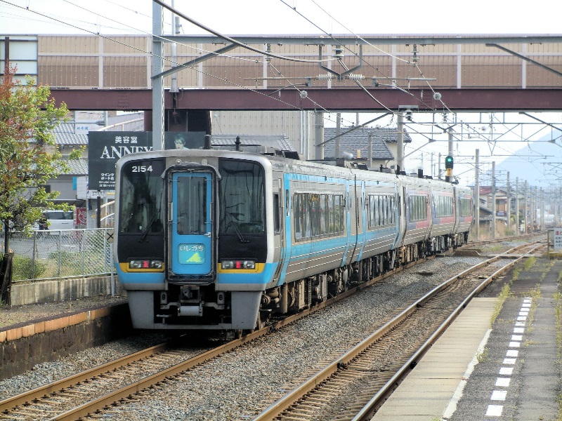予讃線鬼無駅を通過するJR四国2000系気動車2154 30分あまりで