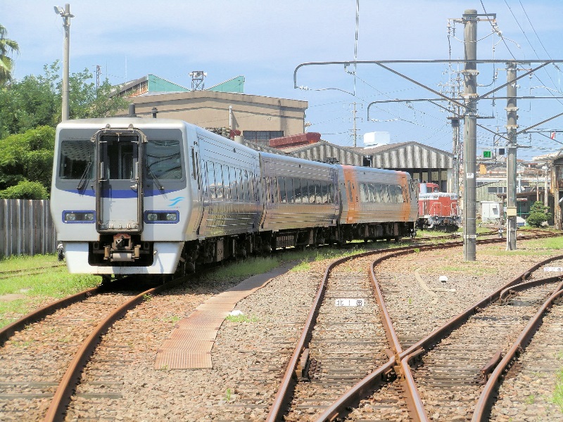 非電化区間で止まった8000系S1編成 - JR撮影日記
