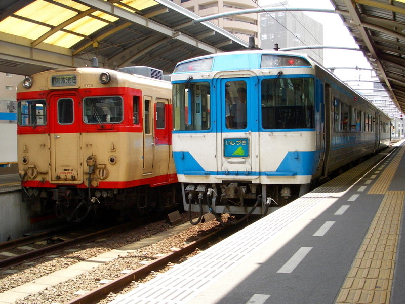 オレンジカードJR四国　夜の高松駅にたたずむ旧国鉄色急行形気動車キハ65　使用済 四国のDC急行列車（2ページ）｜車両｜トレたび - 「雷鳥」