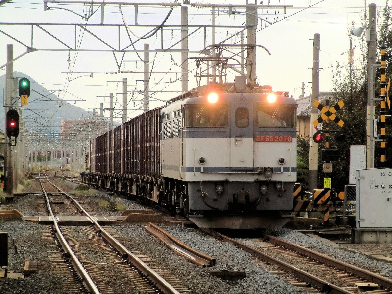 予讃線鬼無駅で貨物列車EF65号機を撮影 - JR撮影日記