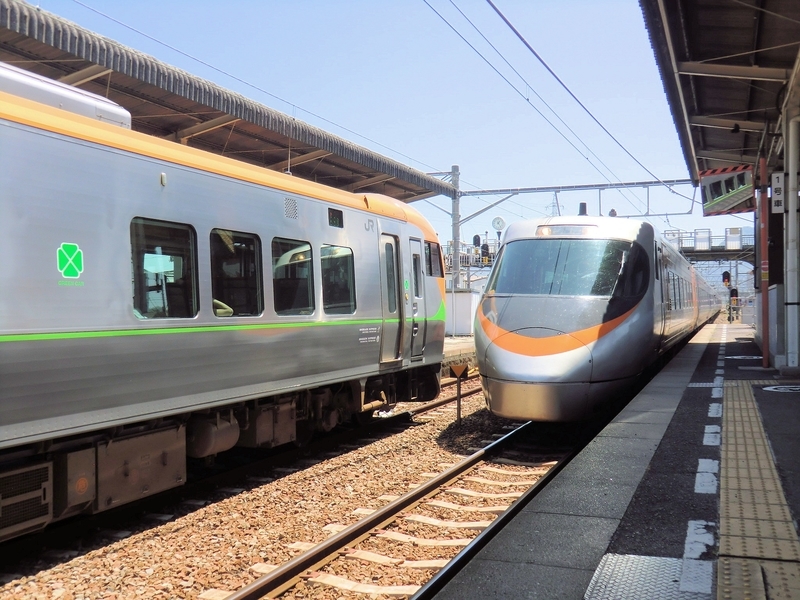 多度津 予讃線多度津駅で8000系と8600系の特急電車の交換 - JR撮影日記
