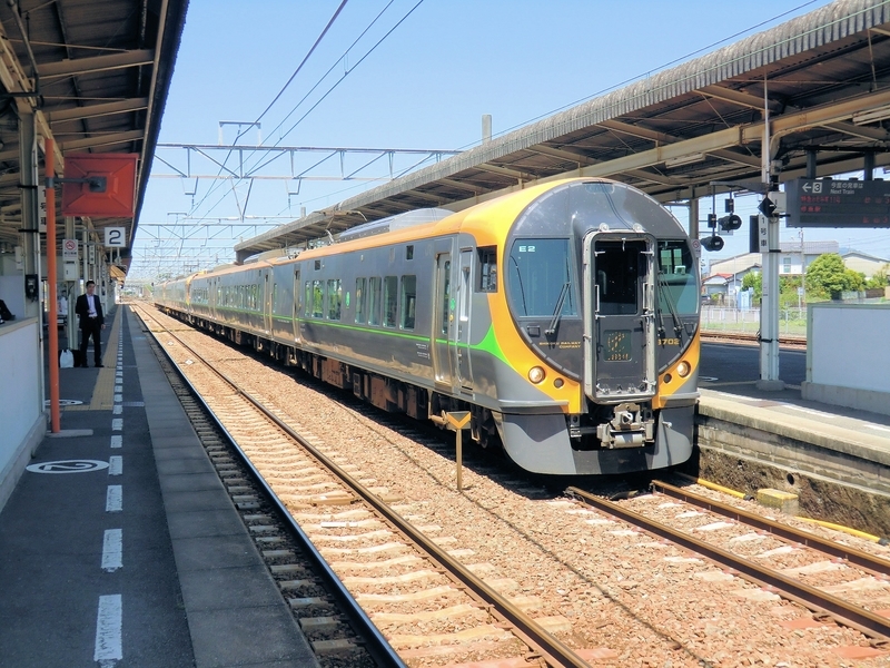 予讃線多度津駅で8000系と8600系の特急電車の交換 - JR撮影日記
