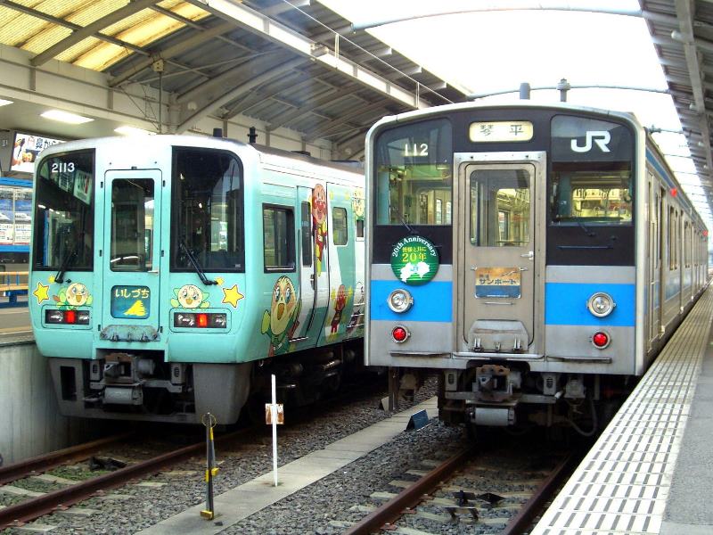 ヘッドマークを取り付ける121系電車と2000系特急気動車2113 - JR撮影日記