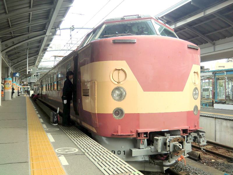 JR西日本電気検測するクモヤ443系が高松駅で - JR撮影日記