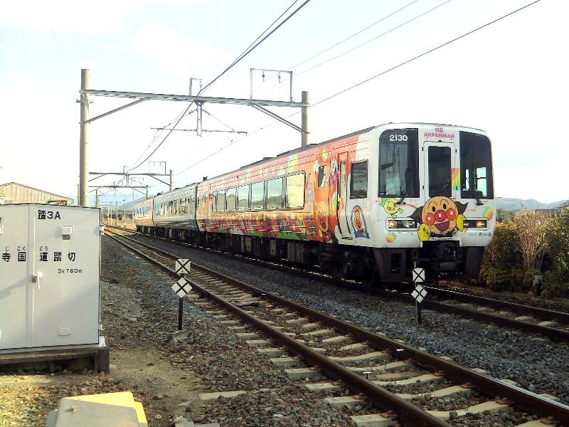 3両編成で走るオレンジ色の特急「南風」 - JR撮影日記