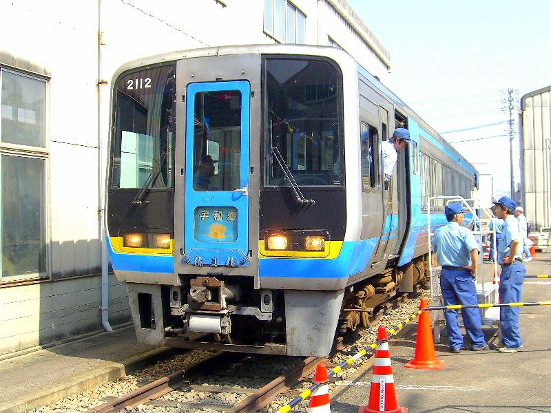 乗客を乗せて振子体験する2000系2112 - JR撮影日記