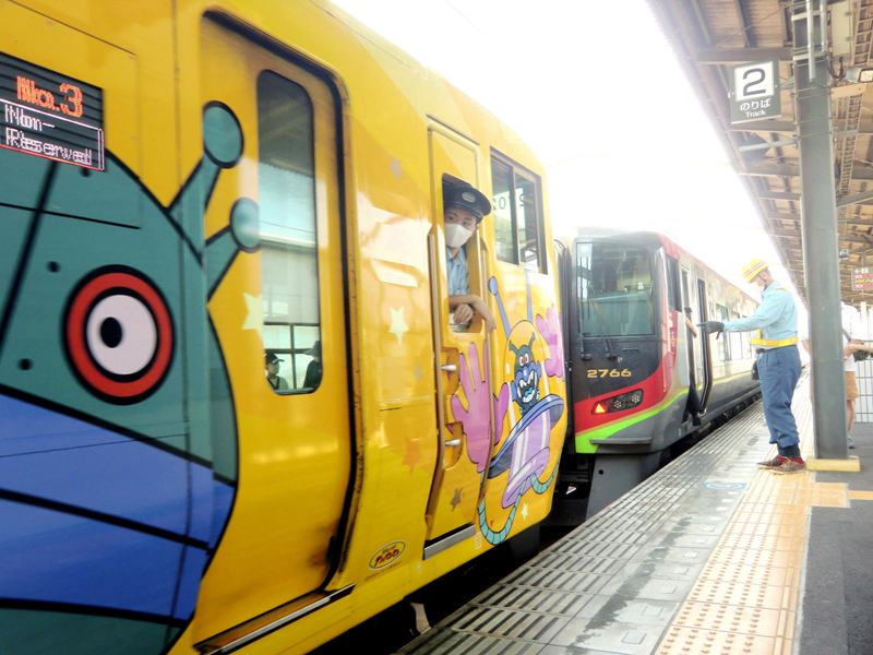 発車する特急「南風」発車前の特急「うずしお」 - JR撮影日記