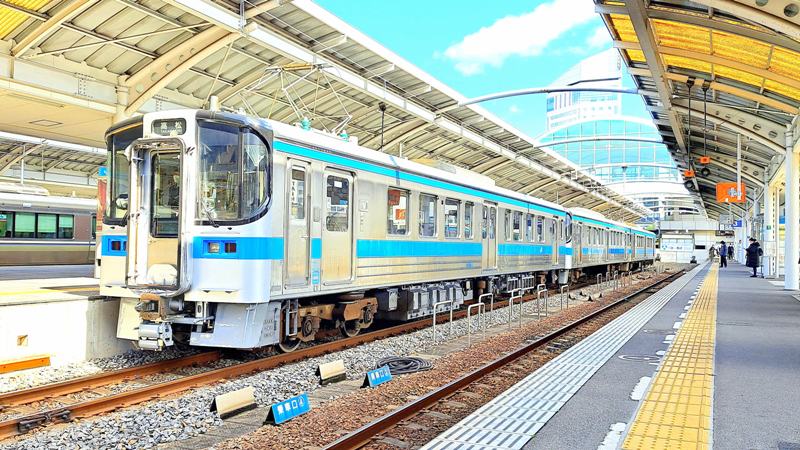 高松駅で出会った7000系3両編成 - JR撮影日記