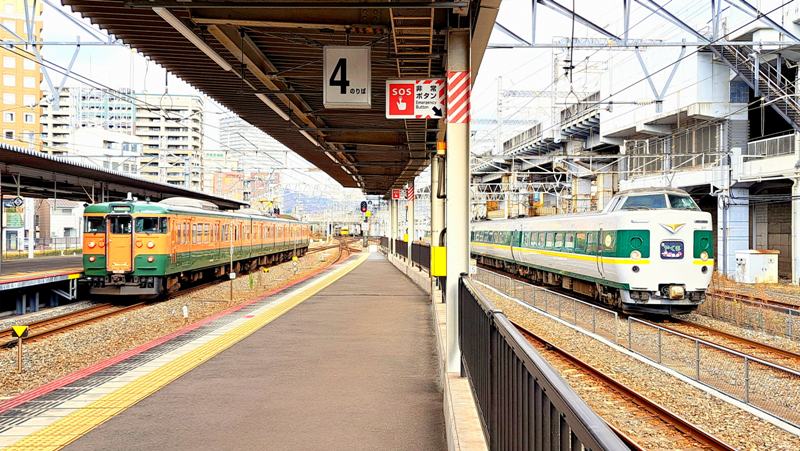 緑やくも色が停車中 回送で来た湘南色の115系D-26編成 - JR撮影日記