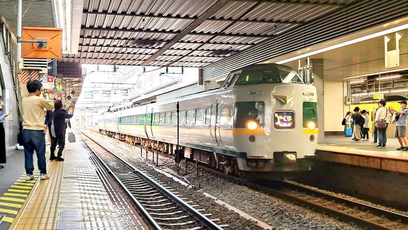 岡山駅を発車する381系 緑やくも色 - JR撮影日記
