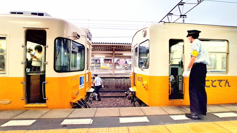 仏生山駅で車両切り離し1100形と1070形 - 琴電撮影日記
