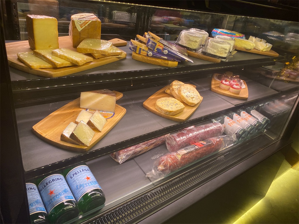 洋) Wine Loft Desa Parkcity またマレーシアに住むらしい。今度は猫も。