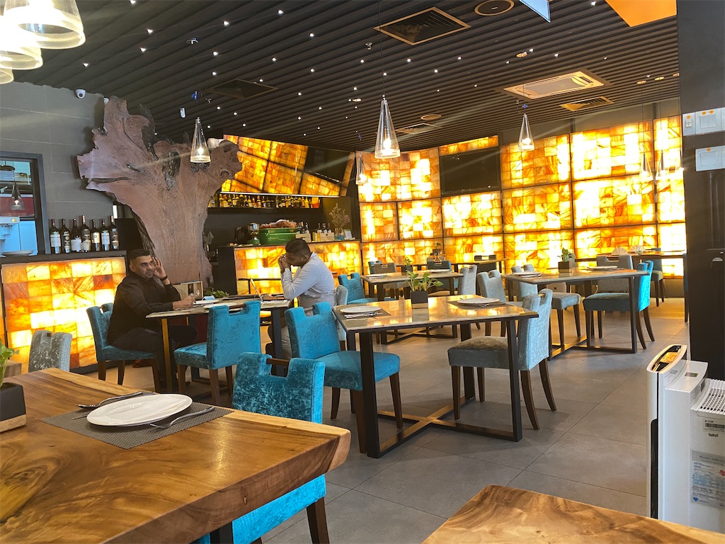 洋) ROCK SALT Hartamas またマレーシアに住むらしい。今度は猫も。