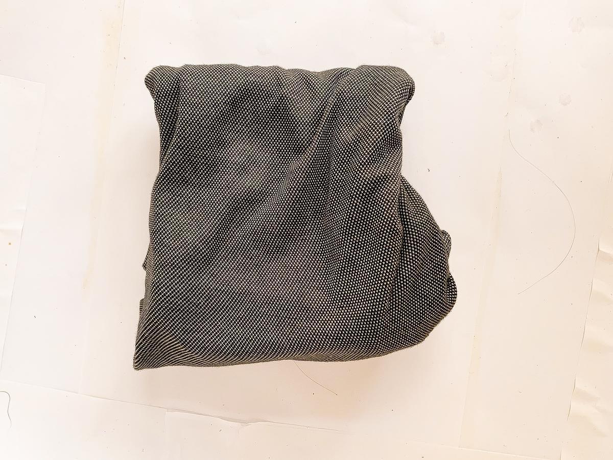 【一日一捨】黄ばんだ白Tシャツと穴が空いたパンツを断捨離しました