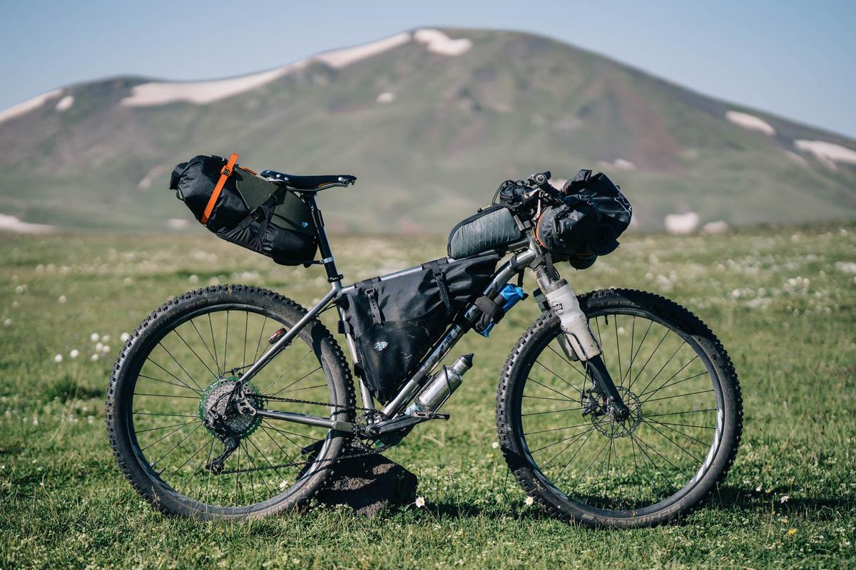 キャンプのためにe-bikeにパニアバッグを載せられるようにするには