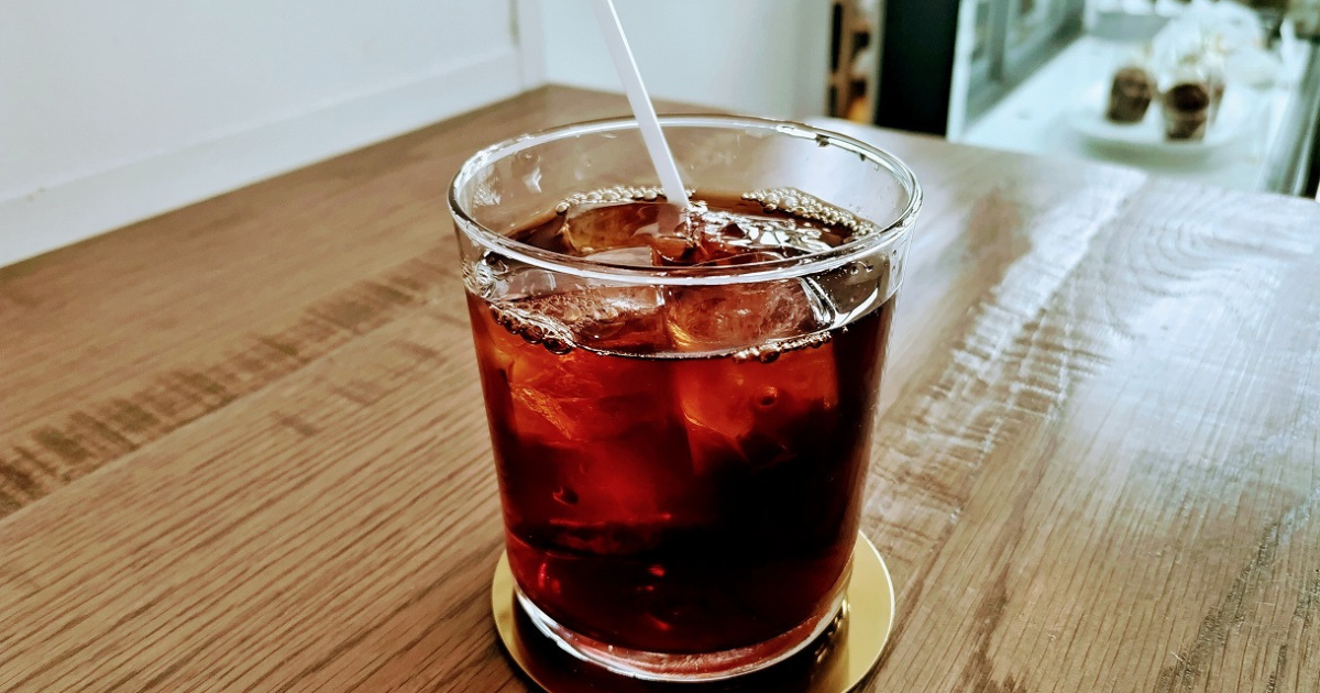 美濃加茂市のカフェでアイスコーヒーを飲む