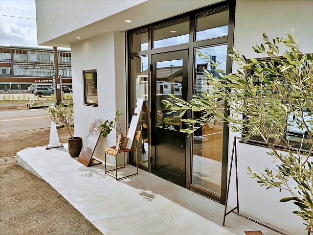 美濃加茂市のカフェ 木よう日の外観