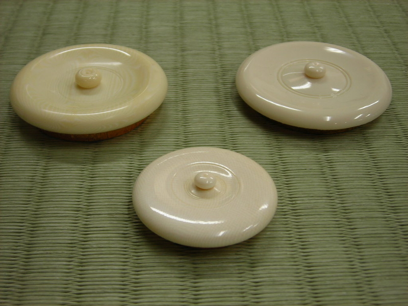茶道具イロハ5：象牙とラクトと樹脂 （茶入の牙蓋） ： - 空陀羅尼っ