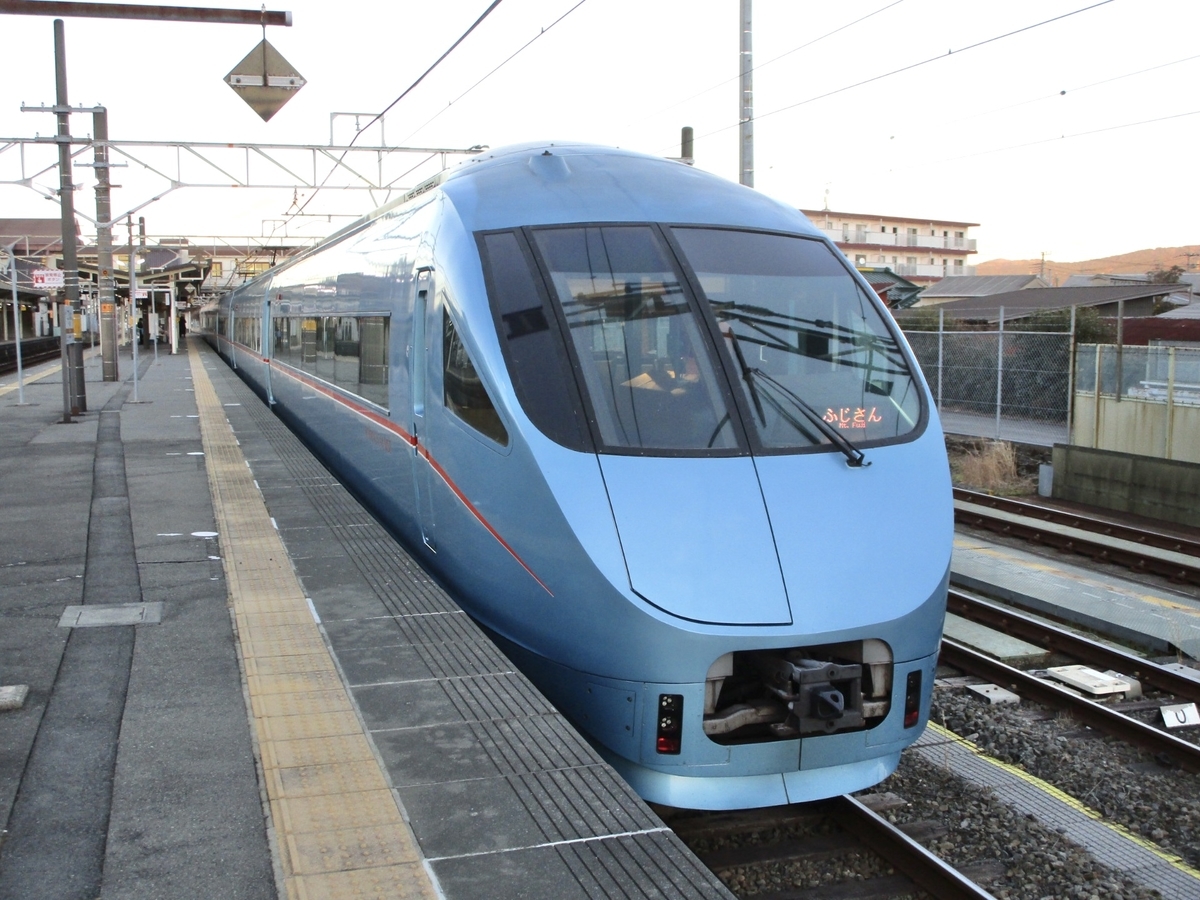 小田急ロマンスカー（60000形MSE）にスーツケースを載せる - 荷棚調査