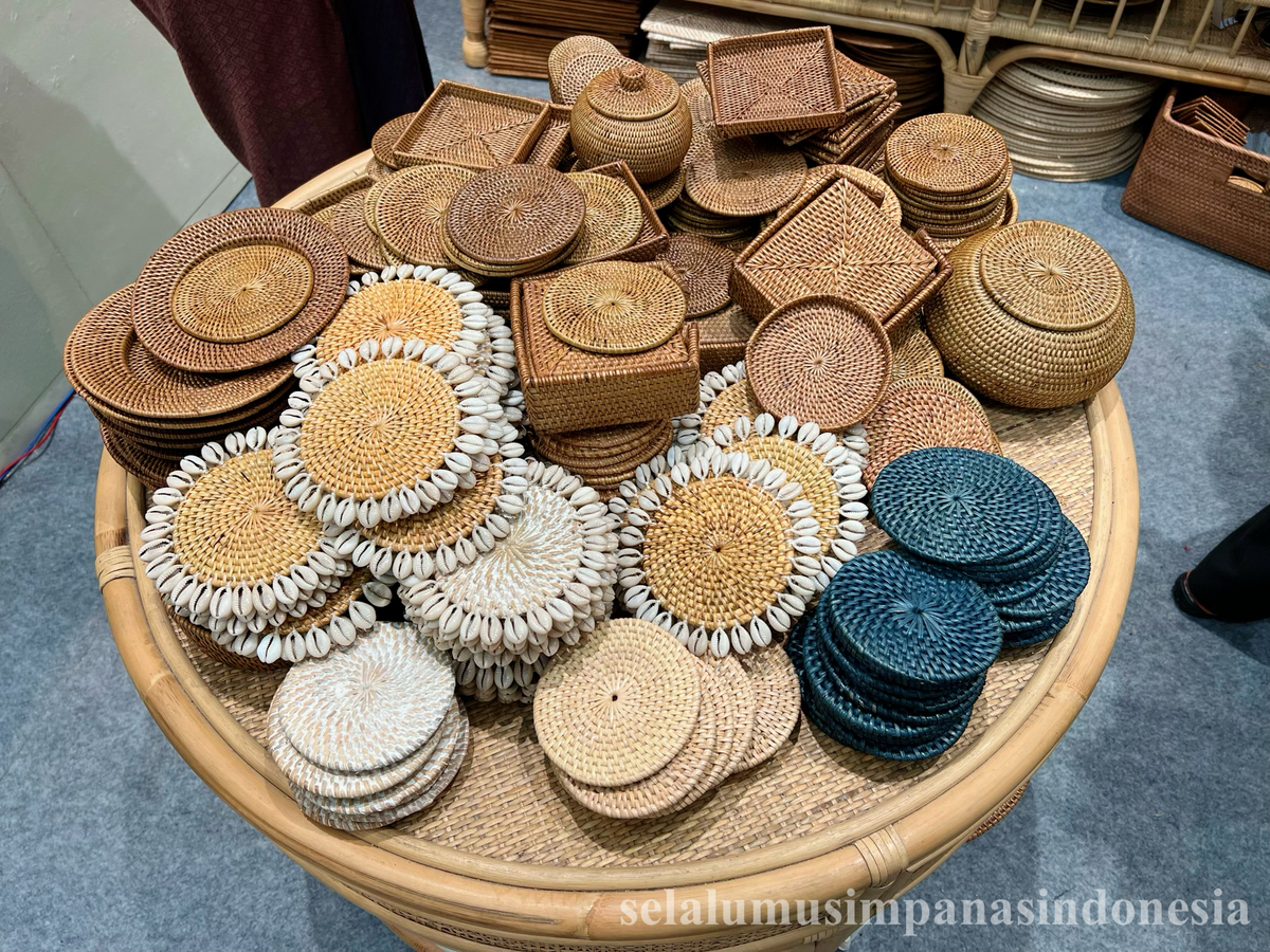INDONESIAN ARTS AND CRAFTS インドネシア Indonesian Arts and Crafts by Joop Ave | Goodreads