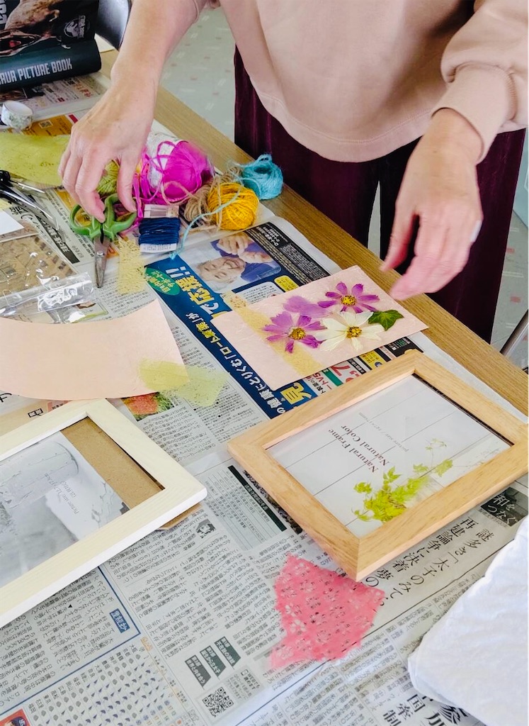 10月のクラフト 『コスモスの押し花で額縁アートとしおりを作ろう