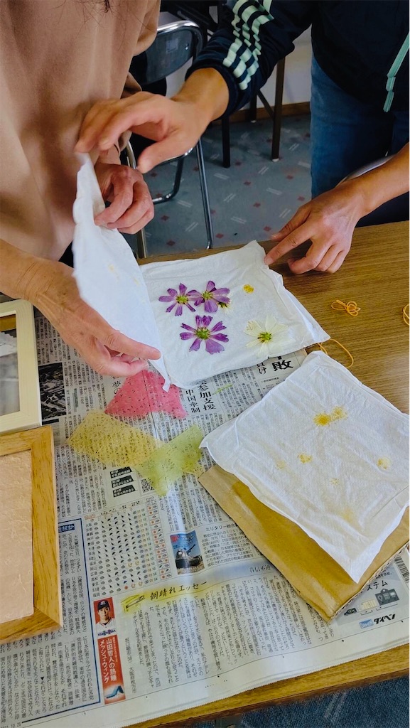 10月のクラフト 『コスモスの押し花で額縁アートとしおりを作ろう