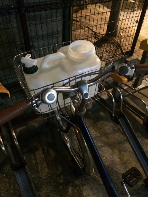 f:id:sennich:20150108022507j:plain 自転車の前カゴに10リットルタンクがジャストフィット